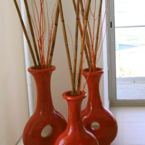 1 set of three red vases