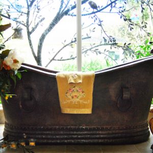 Copper tub with Patina